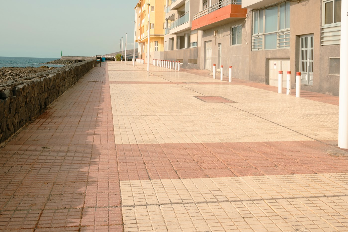 Torreviejan rantakadun vieressä olevia kerrostaloja ja merenranta